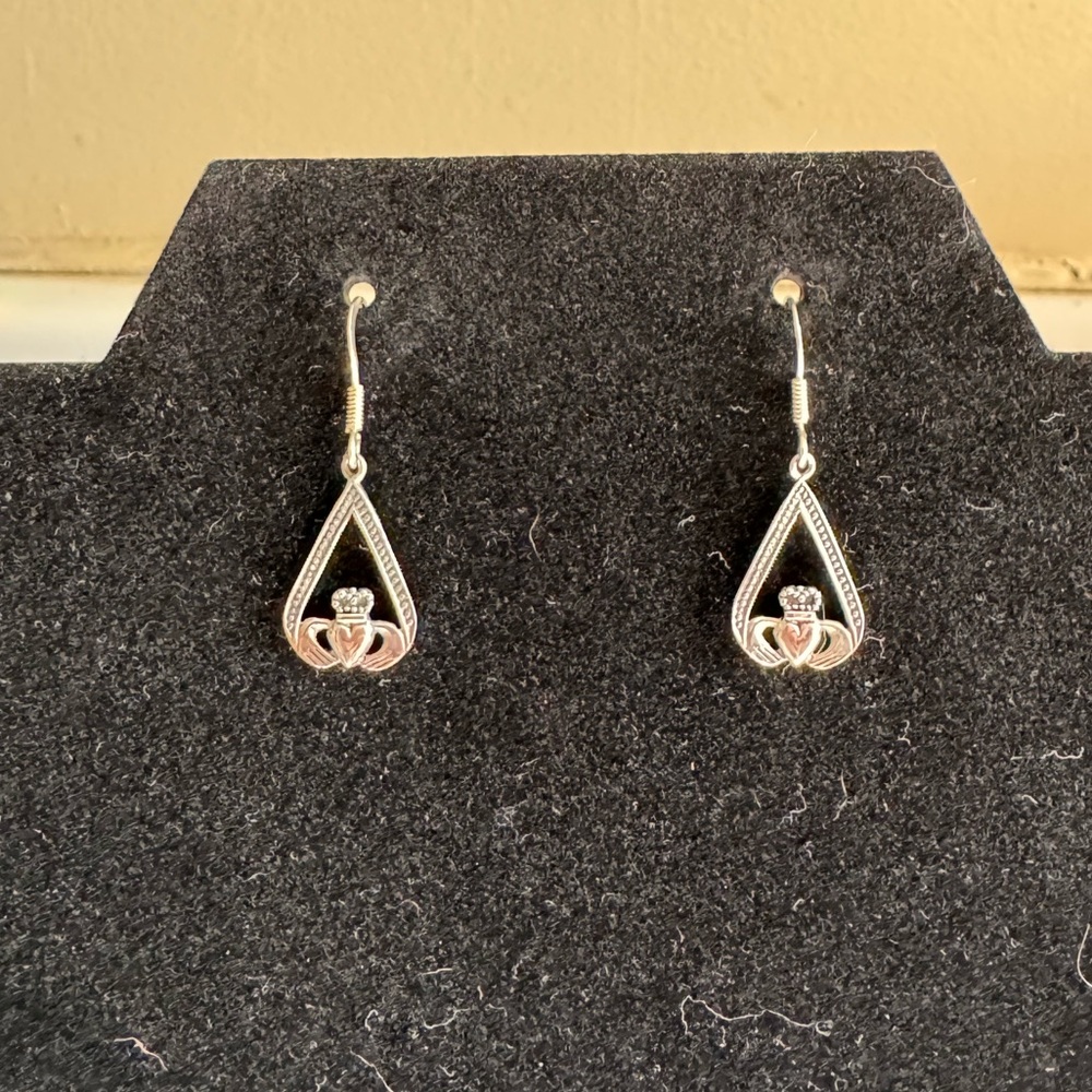 Silver Claddagh Dangle Earrings 💚